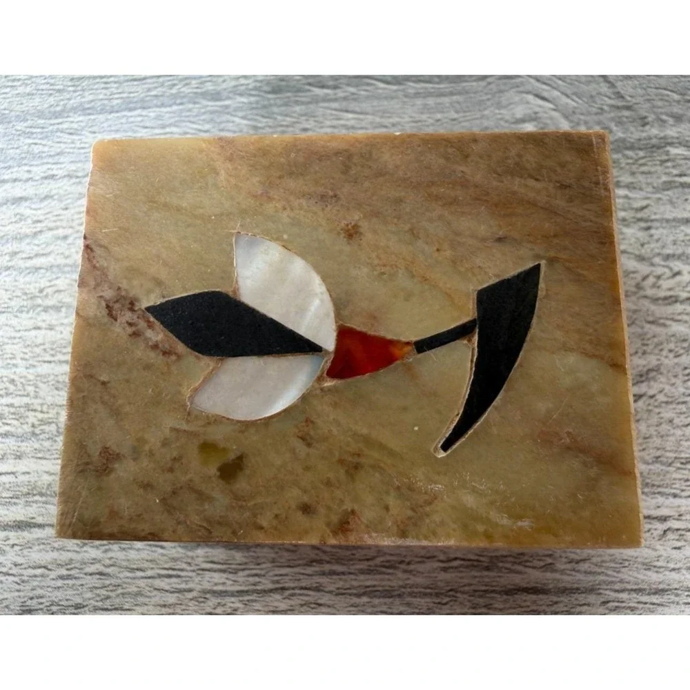 Vtg Hand Carved Soapstone Trinket Box Jewelry Inlaid Mother of Pearl MOP Inlay